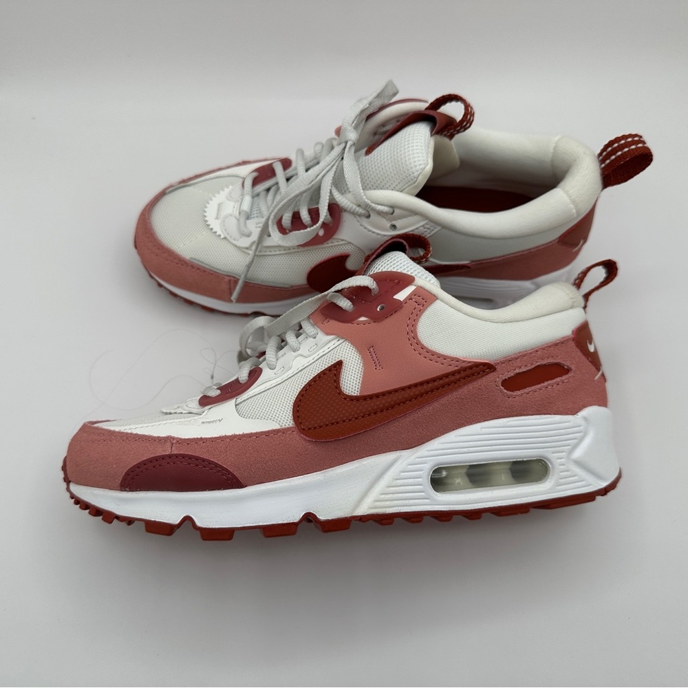 NIKE - Picture 2 of 3